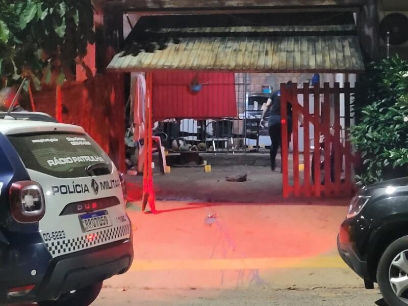 Criminosos invadem casa matam três e deixam uma ferida no interior 