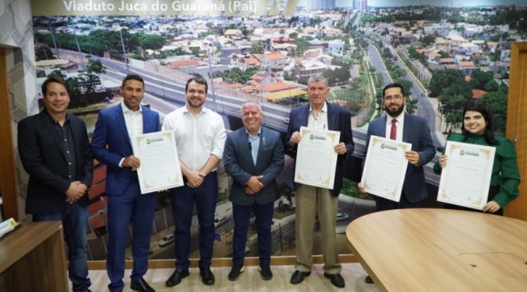 Vereador Chico 2000 homenageia professores e advogados