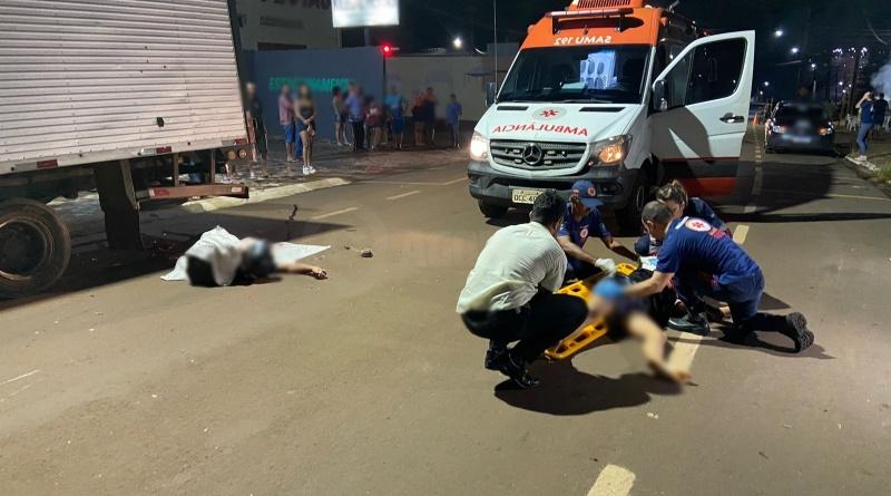 Motociclista bate na traseira de caminhão estacionado e morre 