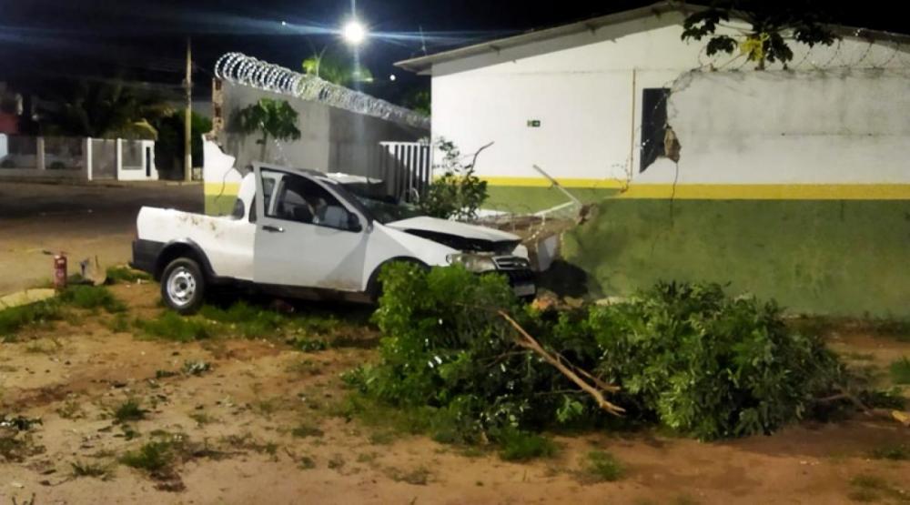 Motorista morre após bater carro em muro de creche em Primavera