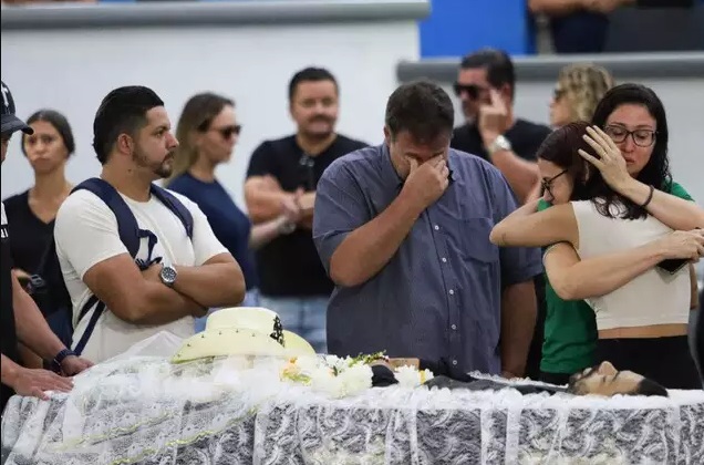 João Carreiro é velado com chapéu que era 