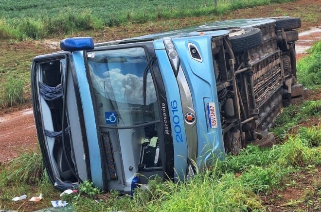 Onze passageiros ficam feridos após ônibus tombar na BR-163