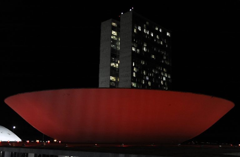 Câmara recebe iluminação especial em campanha de conscientização da mielomeningocele