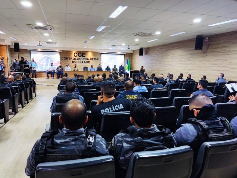 Treze policiais iniciam curso do Bope para uso de cães em operações em MT