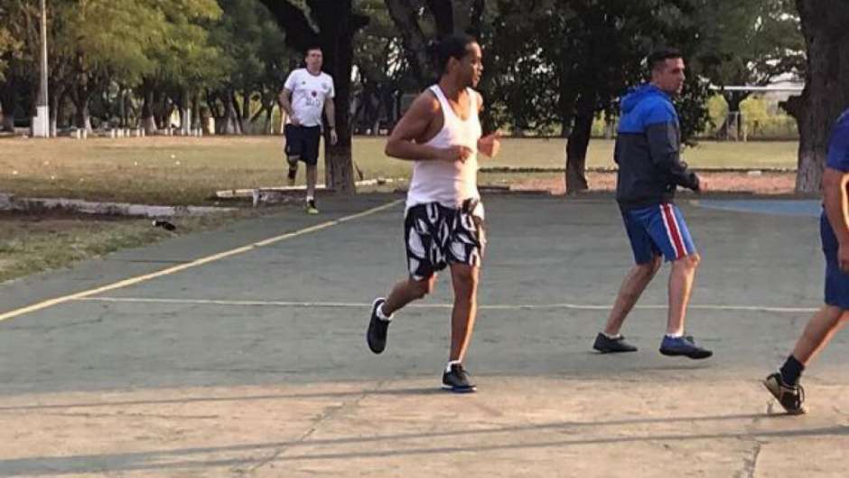 Ronaldinho joga bola na prisão e é marcado por ex-deputado