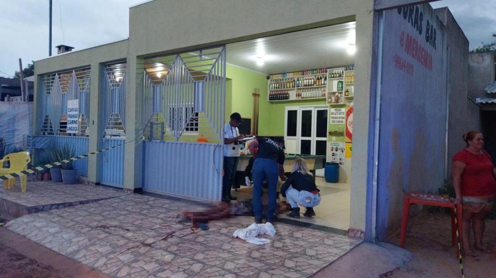 Homem é baleado, tenta fugir mas morre na porta de bar em Cuiabá