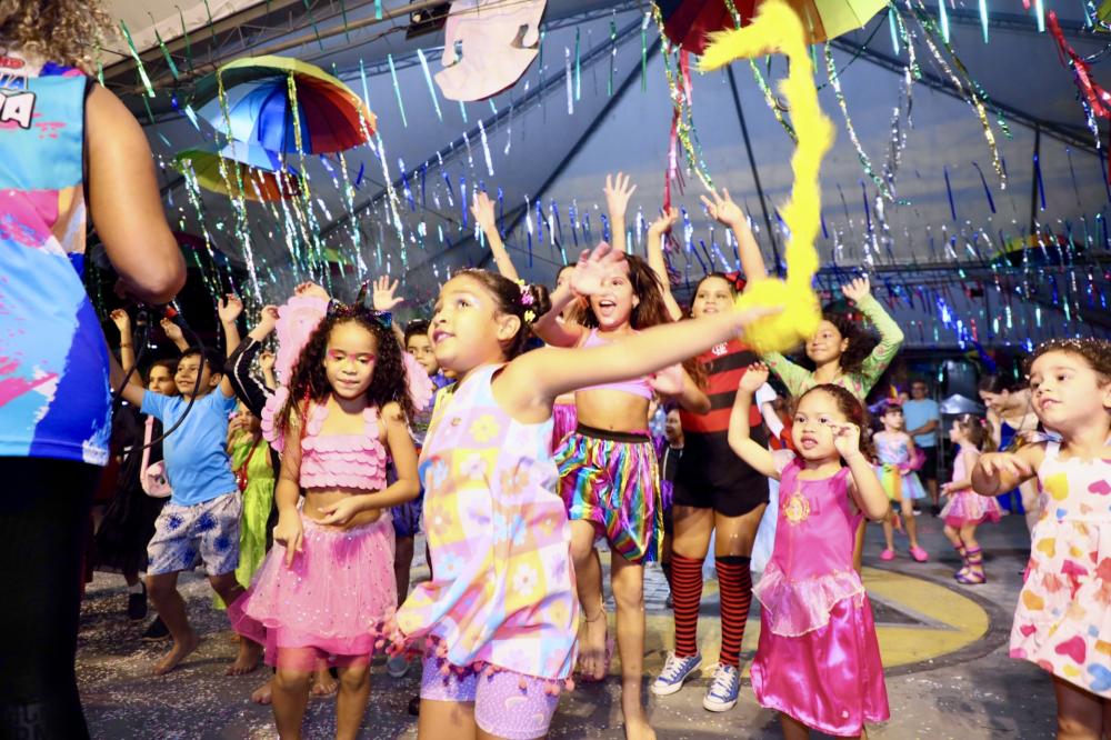 Matinê carnavalesca faz a diversão das crianças na Praça Oito de Abril