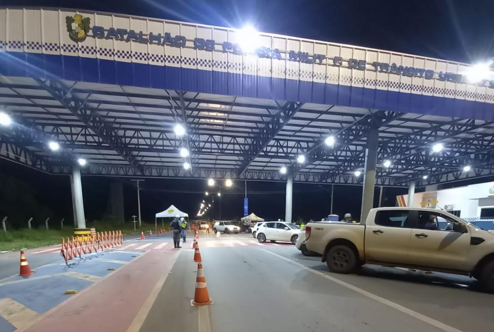 Quatro motoristas são presos e 36 veículos apreendidos durante fiscalização na Rodovia Emanuel Pinheiro