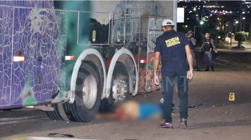 Homem morre após bater invadir preferencial e bater em ônibus no interior