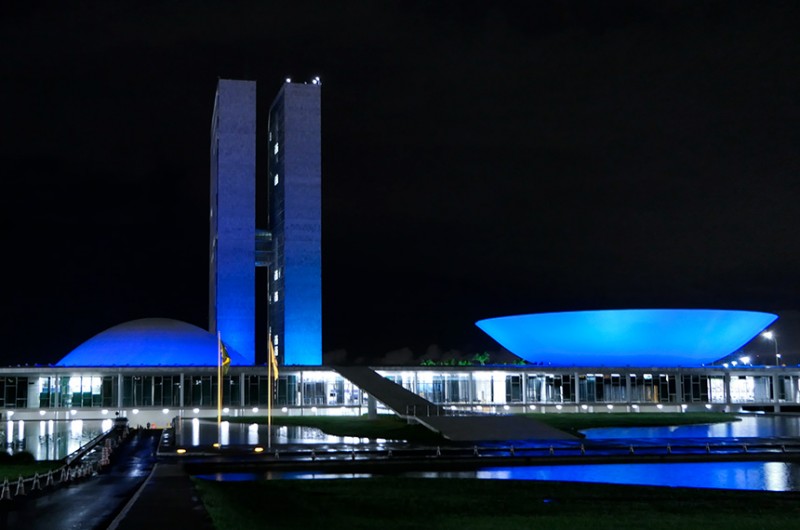 Senado é iluminado de azul para conscientizar sobre a AADC
