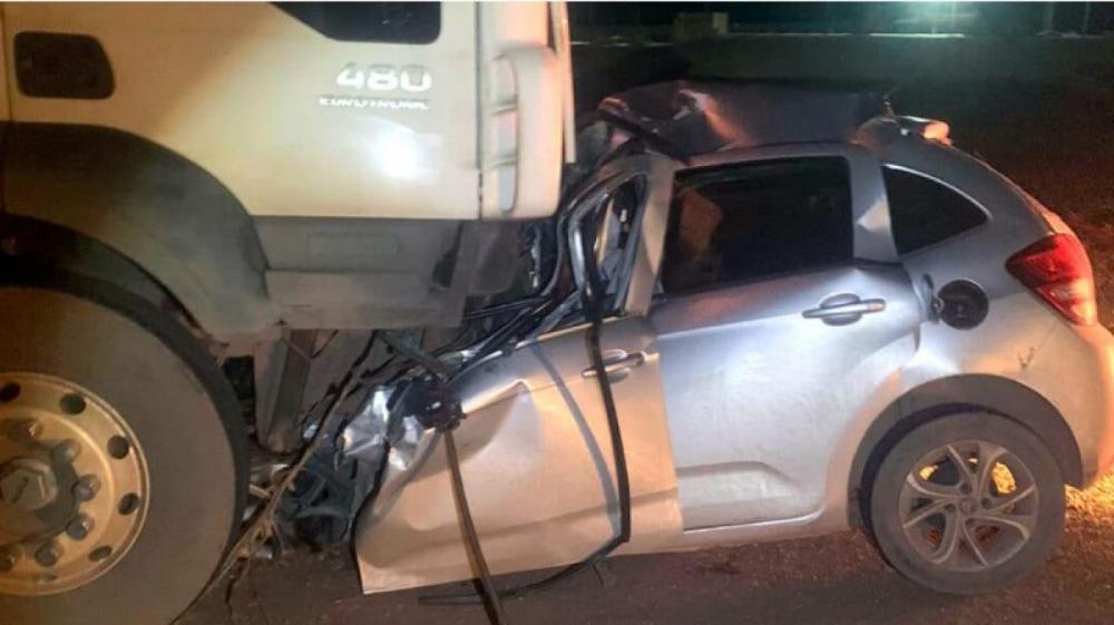 Acidente envolvendo caminhão e carro deixa dois jovens mortos na BR-163