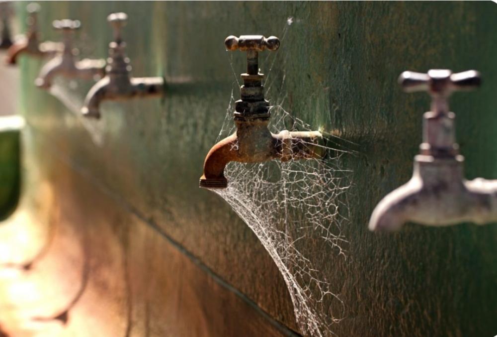 Há mais de três dias que moradores dos bairros CPA 1, 2 e 3 sofrem sem abastecimento de água, em Cuiabá