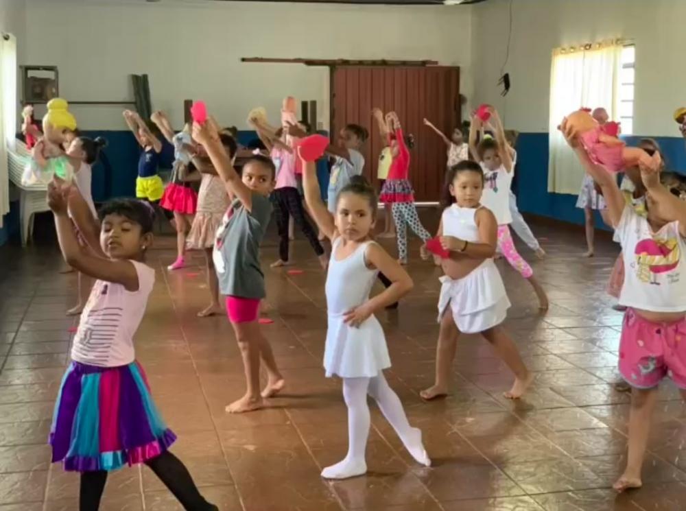 'Projeto Bora Dançar' em Chapada oferece aulas de ballet clássico, zumba e dança folclórica para comunidade