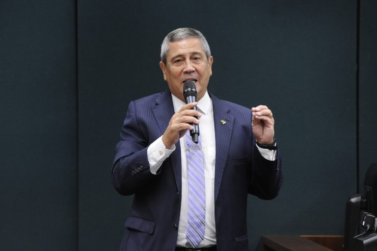 Comissão recebe ministro Braga Netto para debater política da área de defesa