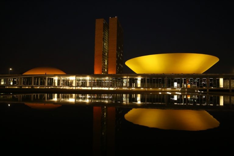Congresso se ilumina de roxo e laranja em apoio a campanha sobre psoríase
