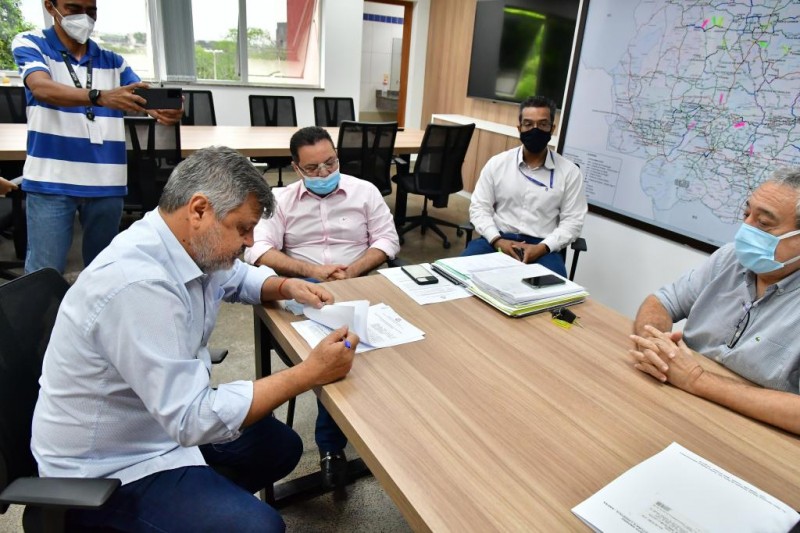 Prefeitura de Cuiabá retira máquina doada pelo Governo de MT
