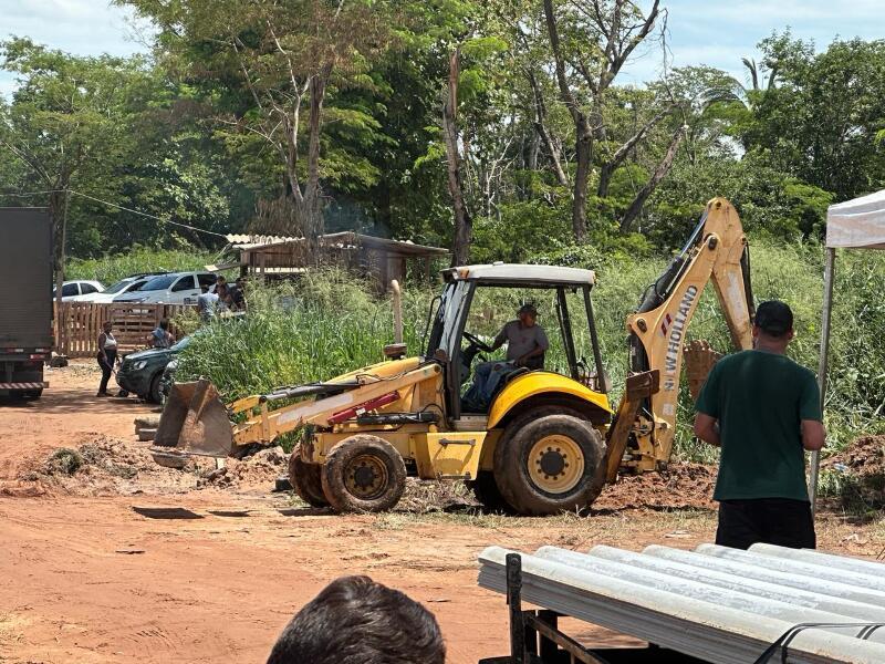 Máquinas começam a demolir mais de 600 casas de grileiros em Cuiabá