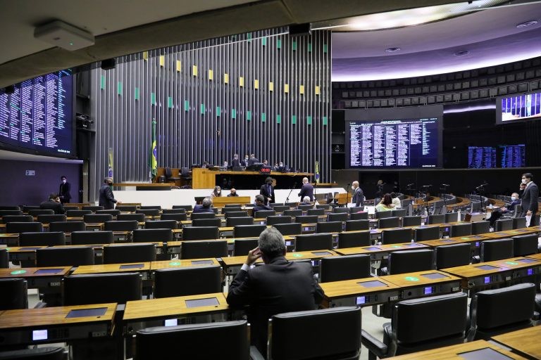Câmara aprova três emendas do Senado a Estatuto da Pessoa com Câncer; acompanhe a sessão