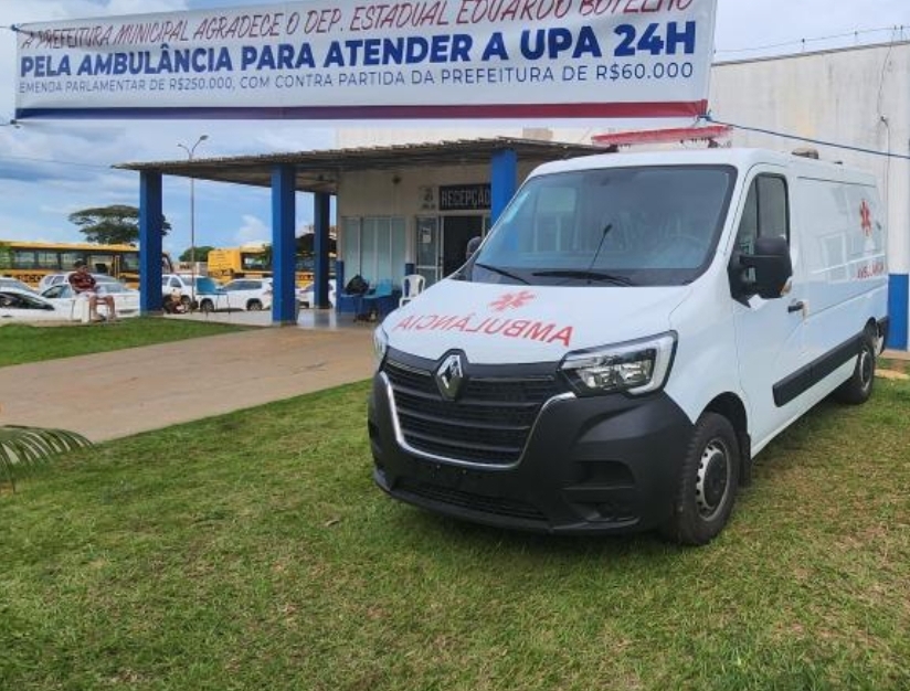 Secretaria de saúde recebe nova ambulância em Chapada dos Guimarães