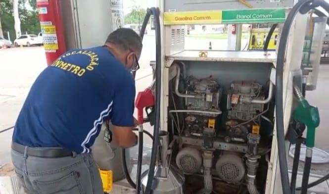 Ipem-MT interdita bomba de posto de combustível de Cuiabá por irregularidade