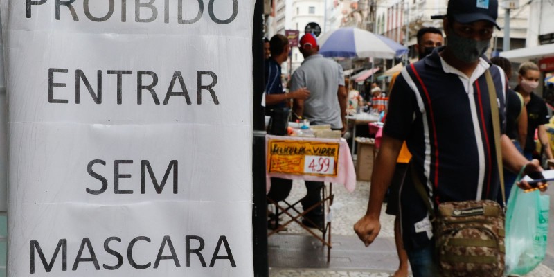Cariocas mantêm proteção no primeiro dia da liberação de máscaras 