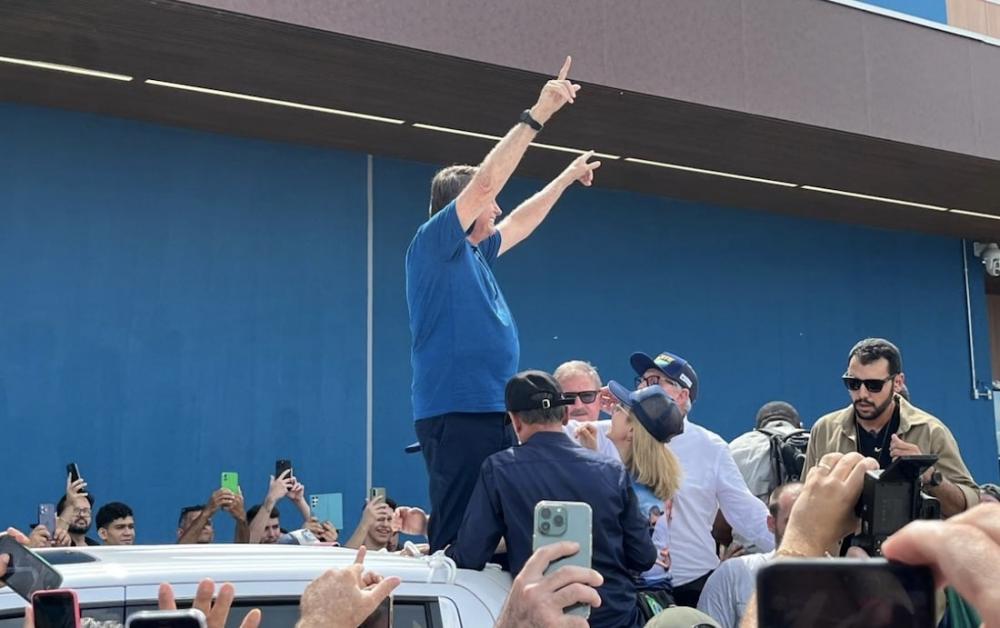 Prefeito de Sinop é impedido de subir em carro com Bolsonaro durante desfile 