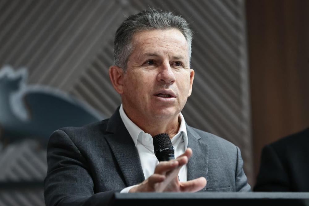 Governador assina convênios de infraestrutura e entrega equipamentos eletrônicos para escolas