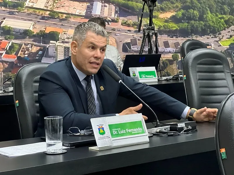 Desfibrilador cardíaco e prontuários médicos são encontrados em obras paralisadas na Policlínica do Planalto em Cuiabá 