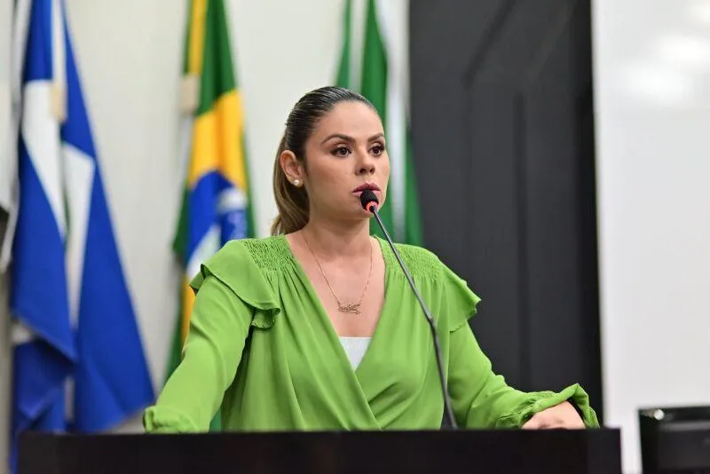 Michelly denuncia suspensão de serviços de vans do Programa Melhor em Casa por falta de pagamento