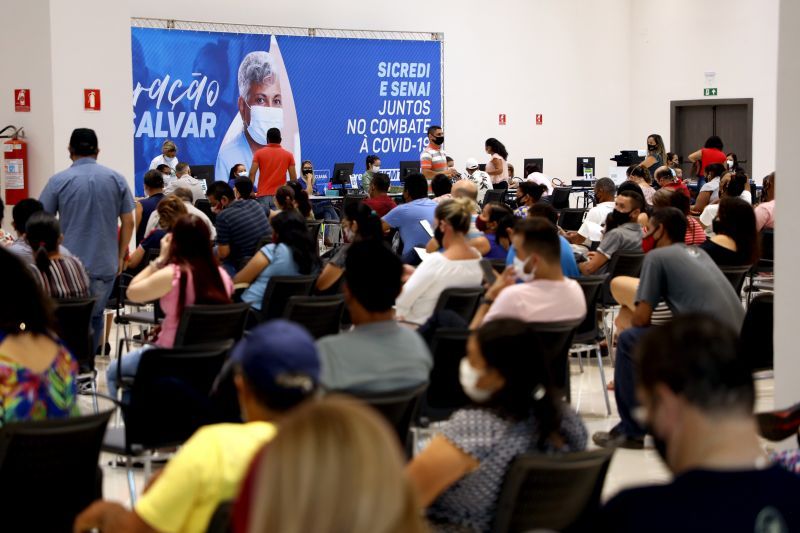 Três polos de vacinação irão funcionar até às 21h; faixa etária de 25 a 29 anos será vacinada a partir de segunda