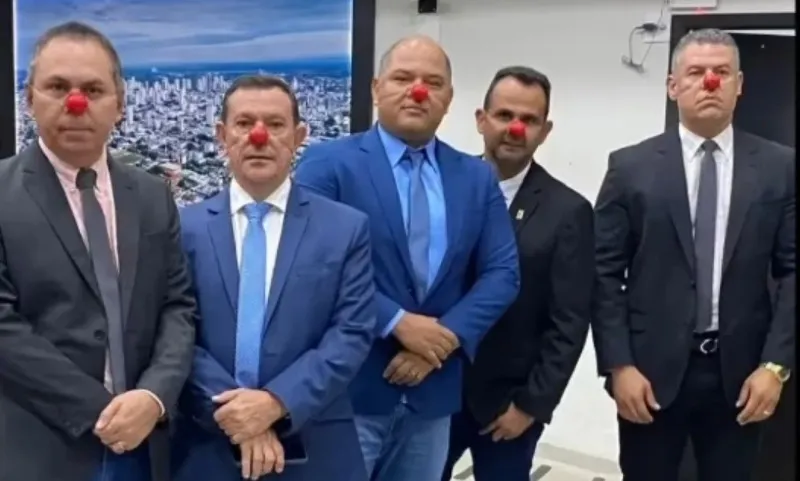 Após suspensão da CPI contra Emanuel, vereadores protestam usando nariz de palhaço 