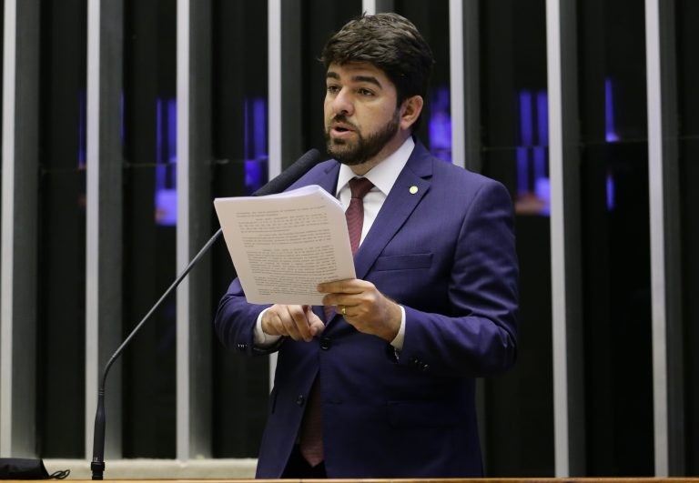 Projeto determina exibição de mensagem de alerta contra a exploração de crianças antes de filmes