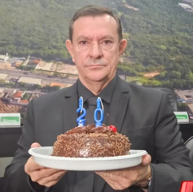 Vereador leva bolo para Câmara para celebrar 20ª operação da polícia contra gestão de Emanuel