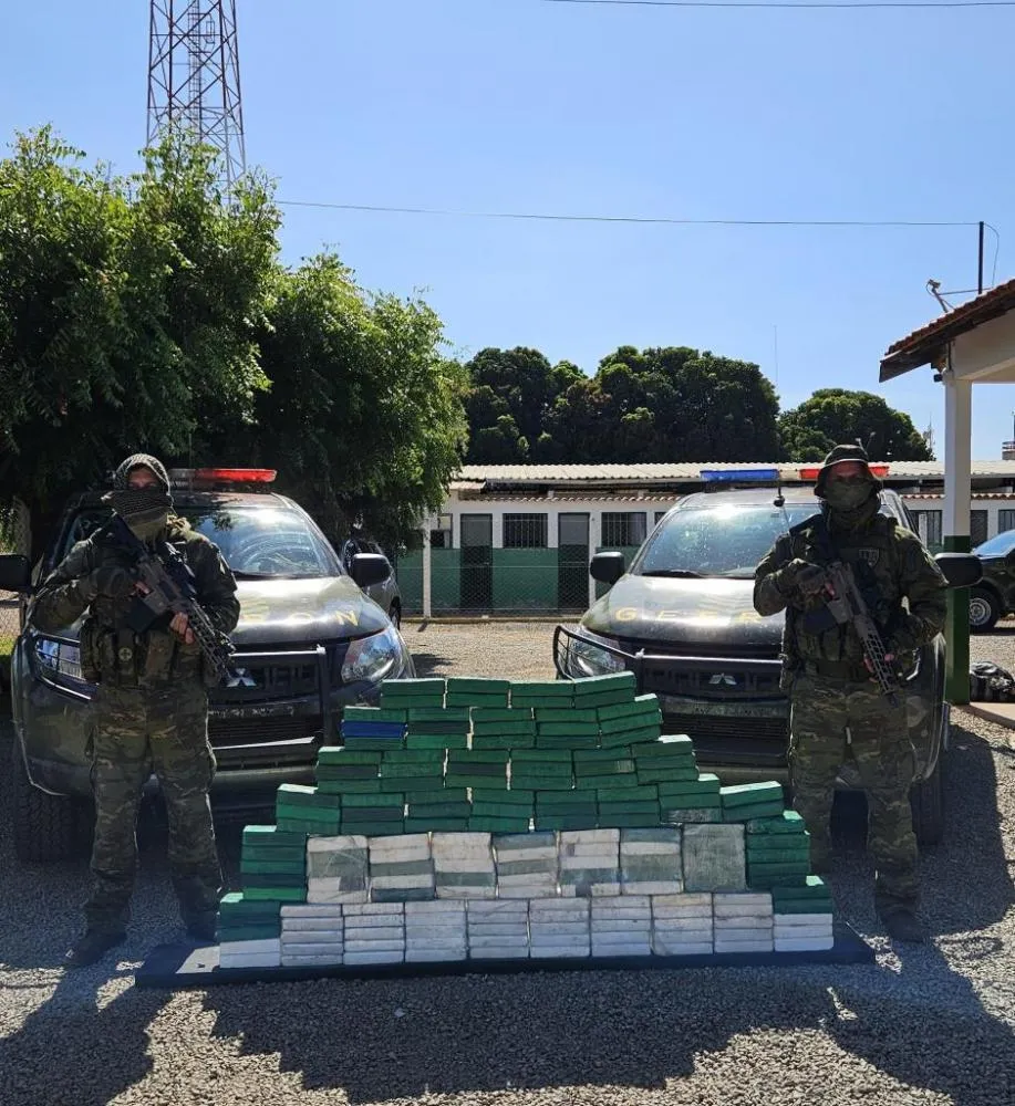 Gefron apreende carga de cloridrato de cocaína avaliado em R$ 4,1 milhões em caminhão frigorífico