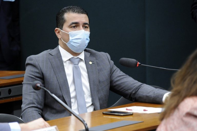 Comissão aprova projeto que anula regras para participação de empresa estrangeira em licitação