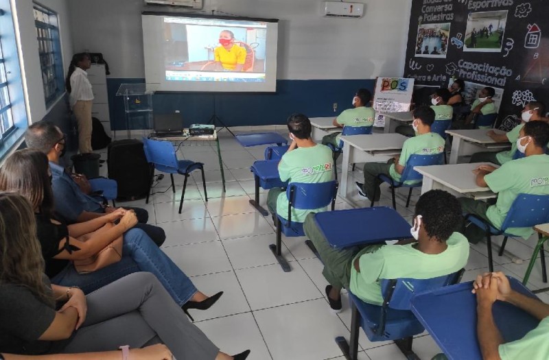 Adolescentes participam de palestra motivacional para reduzir reincidência