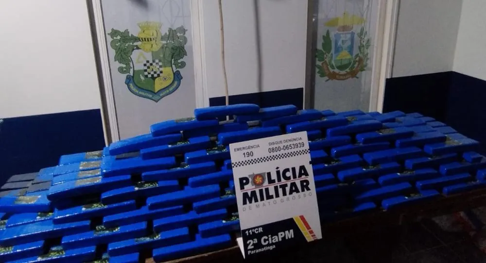 Casal que transportava mais de 300 tabletes de maconha em carro roubado é preso