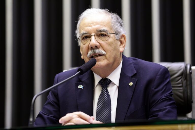 Comissão aprova projeto que proíbe graduação nas áreas de saúde e educação física a distância