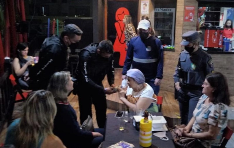 Ação educativa em bares sensibiliza população sobre os perigos de dirigir alcoolizado