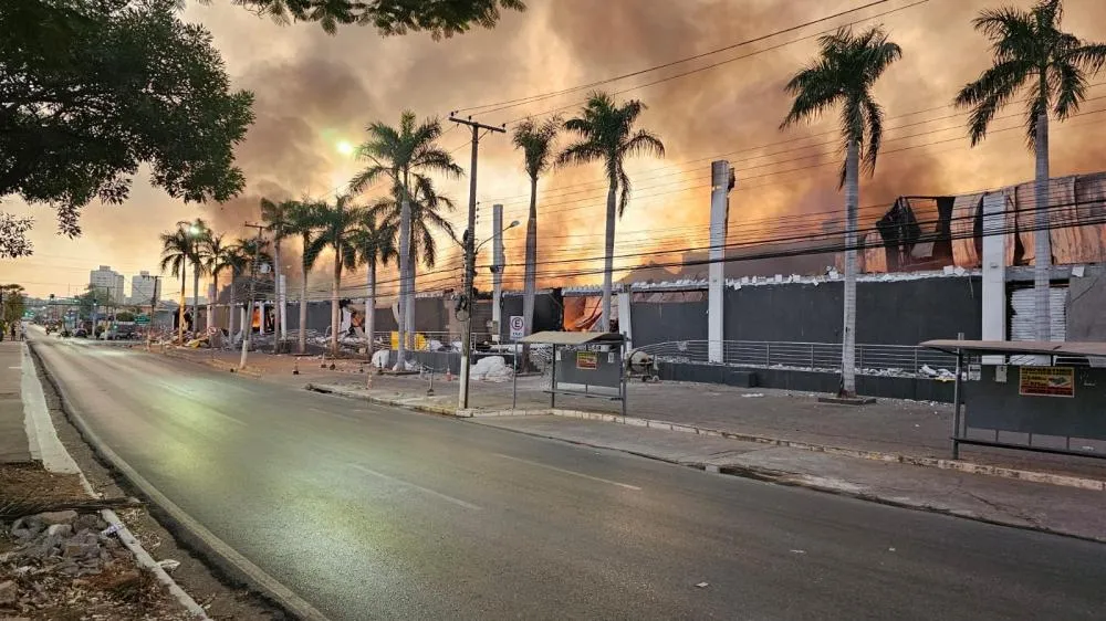 Shopping Popular fica completamente destruído após incêndio durante a madrugada na Capital 