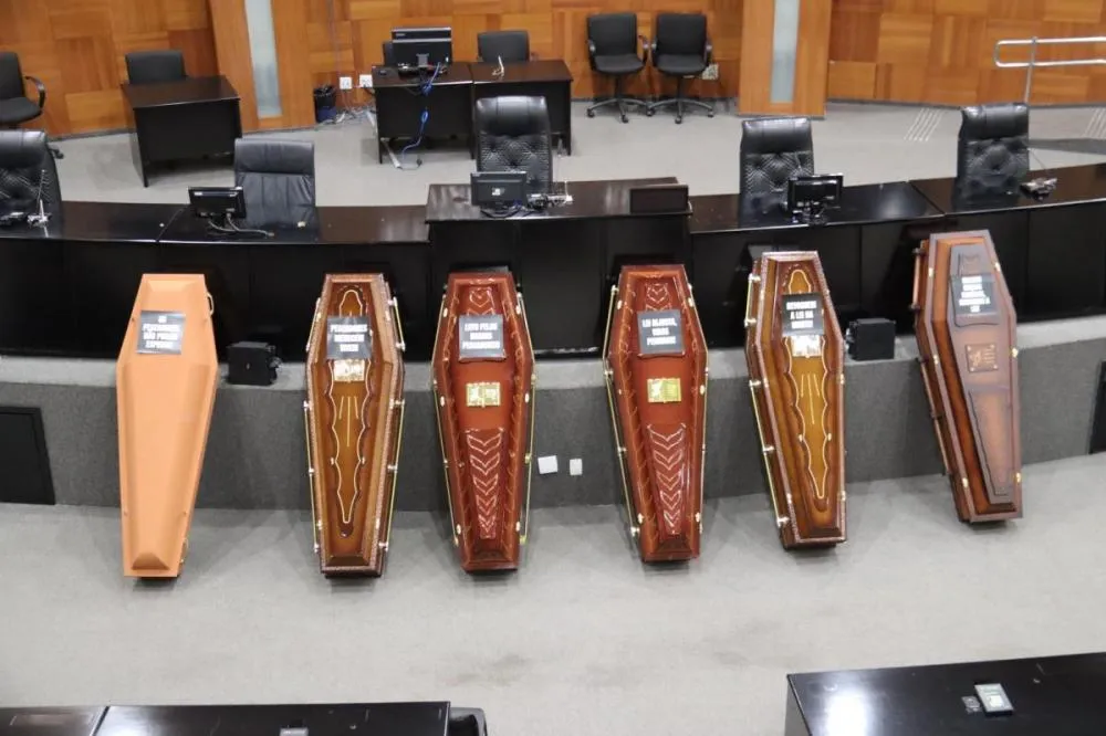 Wilson Santos coloca caixões no Plenário da AL em audiência sobre Lei da Pesca