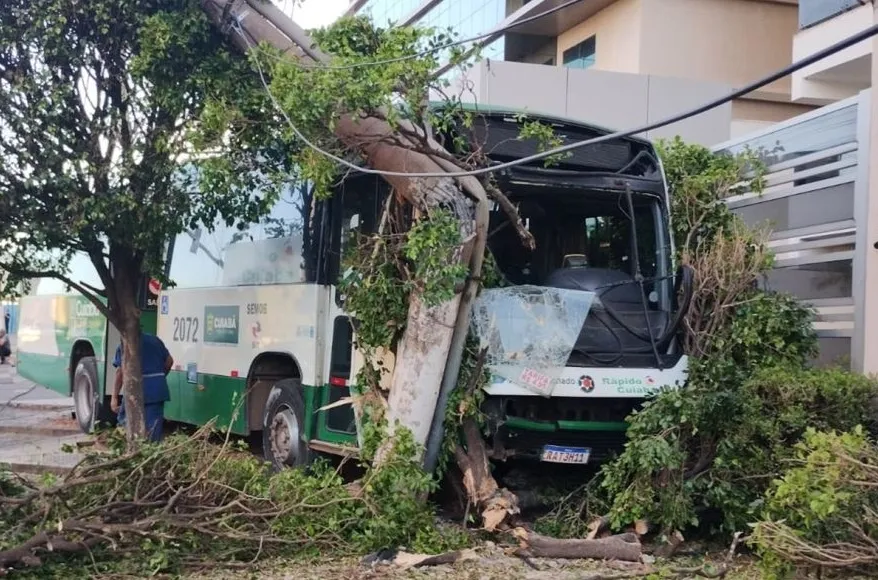 Ônibus perde o freio, derruba poste na Avenida do CPA e 4 mil pessoas ficam sem energia 