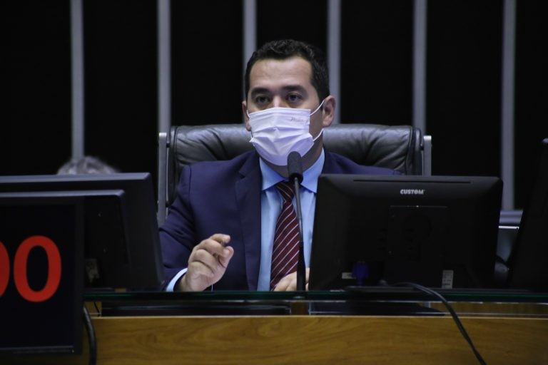 Deputados fazem minuto de silêncio em homenagem à Marília Mendonça