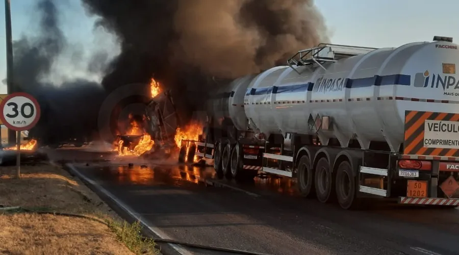 Acidente envolvendo caminhão-tanque, carreta e ônibus deixa quatro mortos e vários feridos na BR-364