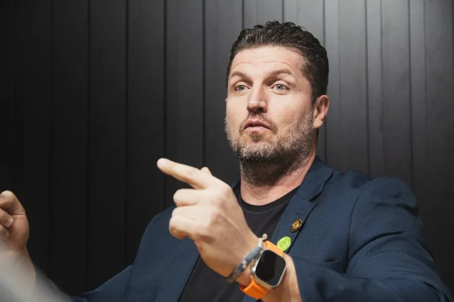 Deputado rebate promotor por críticas ao PL que condecora policiais que matarem bandidos: “No ar-condicionado é fácil”