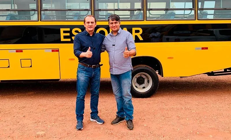 Wilson participa da entrega de ônibus escolar para Dom Aquino