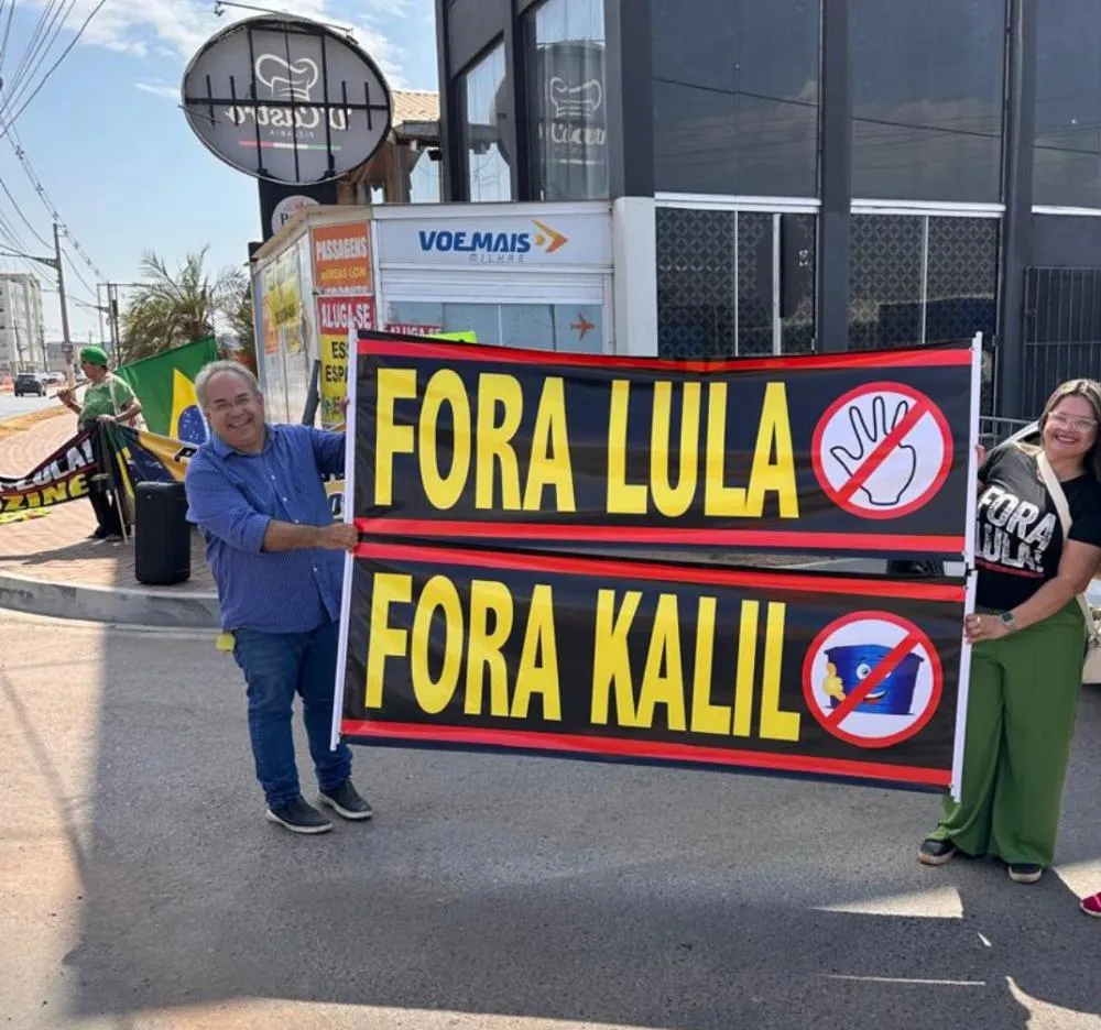 Radialista participa de buzinaço e ergue faixa escrito “FORA LULA” e “FORA KALIL” na avenida FEB
