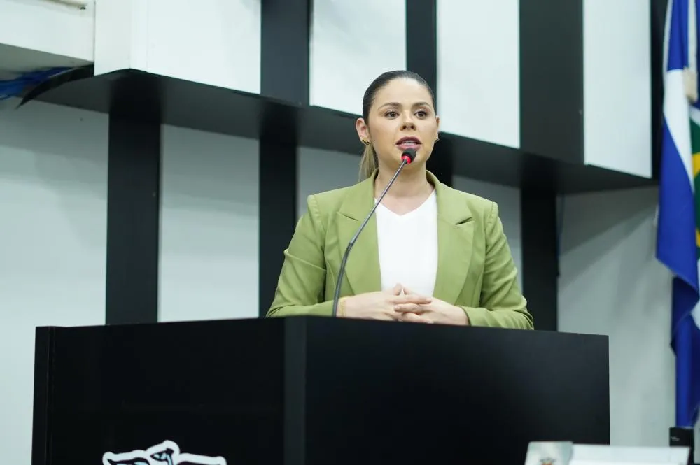 Vereadora denuncia mais um contrato superfaturado e afirma: "A tinta da caneta está acabando"