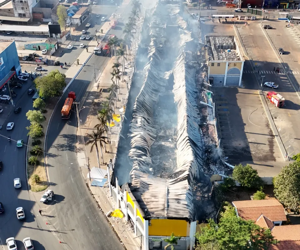 Politec aponta que superaquecimento elétrico causou incêndio que consumiu Shopping Popular