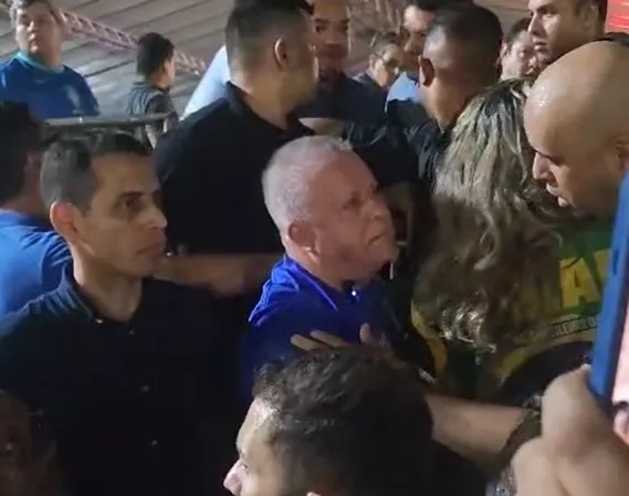 Chico 2000 é barrado por seguranças de Bolsonaro e fica desconcertado; Veja vídeo 